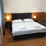 365 Centro & Jacuzzi アパート ピエシュチャニ
